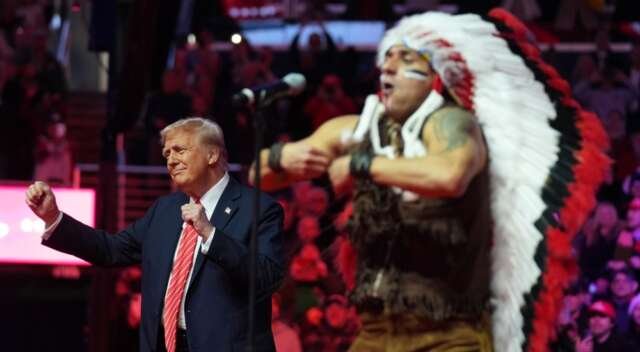 Donald Trump se une al grupo The Village People para bailar YMCA